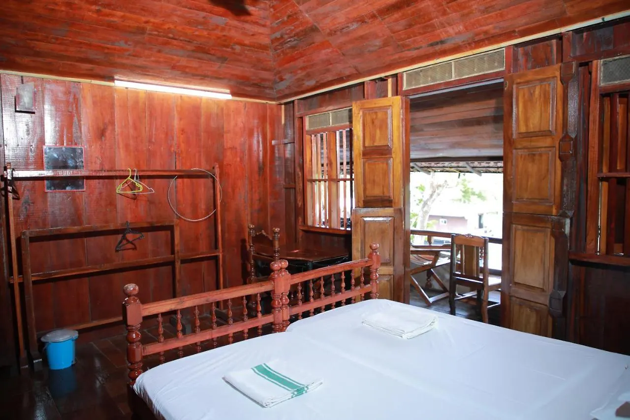 Hotel Malayalam Lake Resort Alappuzha