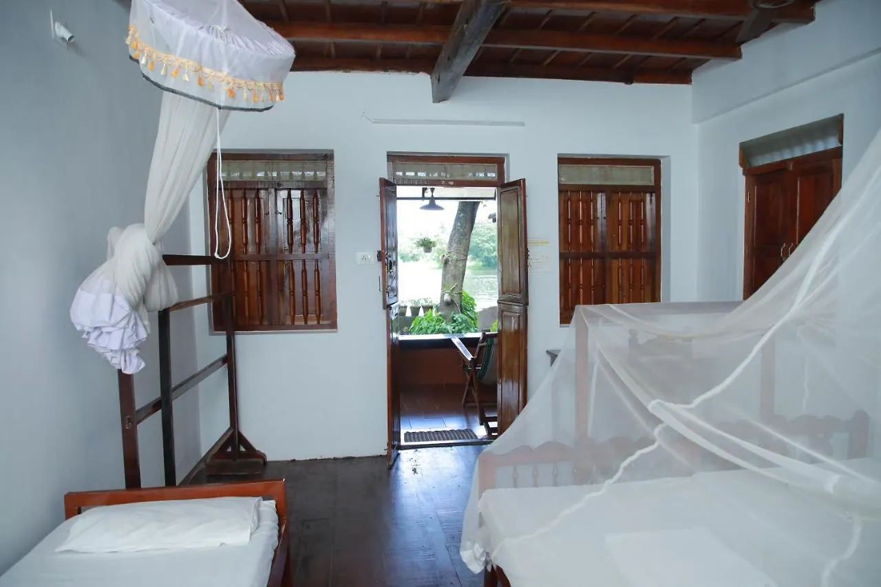 Hotel Malayalam Lake Resort Alappuzha